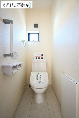 【トイレ】 | Livele Garden.S深谷市上柴町西第3　新築住宅 | 1・2階にトイレがございます♪朝の忙しい時間帯も待たずにすみそうですね♪毎日使う場所だから、より快適な空間に仕上げられています。
現地(2026年2月撮影)