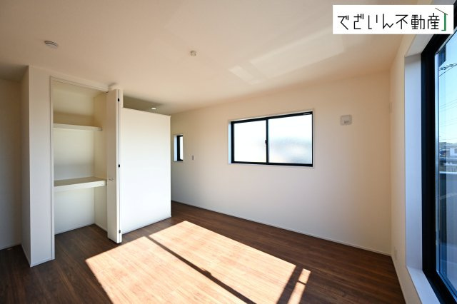 【洋室】 | Livele Garden.S深谷市上柴町西第3　新築住宅 | 大きな窓からたっぷりと陽光が注がれる明るい空間。家族の成長に対応できる永住仕様の間取り。一日の疲れをいやしてくれる主寝室。時を忘れて過ごす場所として過ごせるお部屋です。
現地(2026年2月撮影)