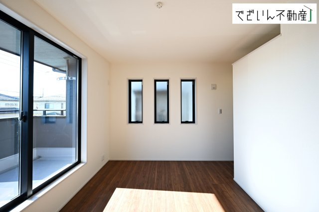 【洋室】 | Livele Garden.S深谷市上柴町西第3　新築住宅 | センスが求められるプライベート空間だからこそ、自分の個性を飾るにふさわしい癒しと寛ぎの空間を演出します。
現地(2026年2月撮影)