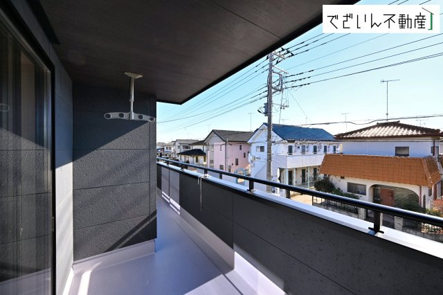 【バルコニー】 | Livele Garden.S深谷市上柴町西第3　新築住宅 | ずっと太陽を感じる事ができるのは、遮るものが視界に無いから。彼方に広がる風景が絵画のように広がります。
現地(2026年2月撮影)