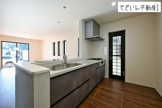 【キッチン】 | Livele Garden.S深谷市上柴町西第3　新築住宅 | ご家族みんなで調理ができる位のスペースを実現したキッチン空間となっております。みんなで作った料理を召し上がりながらの会話は、自然と笑いが絶えない空間がそこに広がります。
現地(2026年2月撮影)