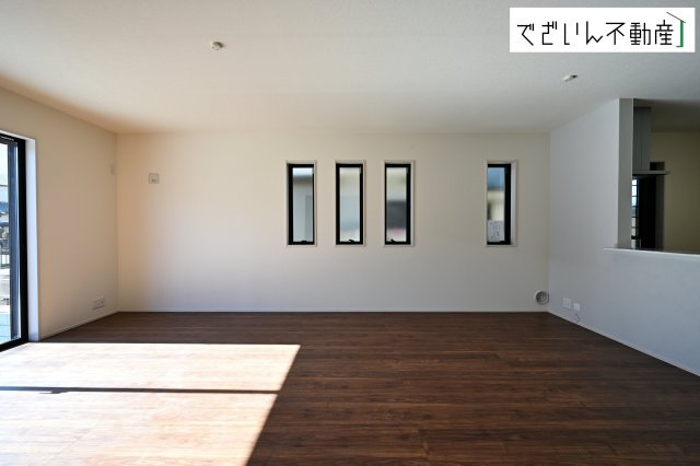 【居間・リビング】 | Livele Garden.S深谷市上柴町西第3　新築住宅 | 室内構成に拘り採光とセンスを散りばめた空間。それは『柔らかさ』に似た素敵な居場所。そこに暮らす人のことを考えつくり出したものは『癒し』という心地よい居場です。
現地(2026年2月撮影)