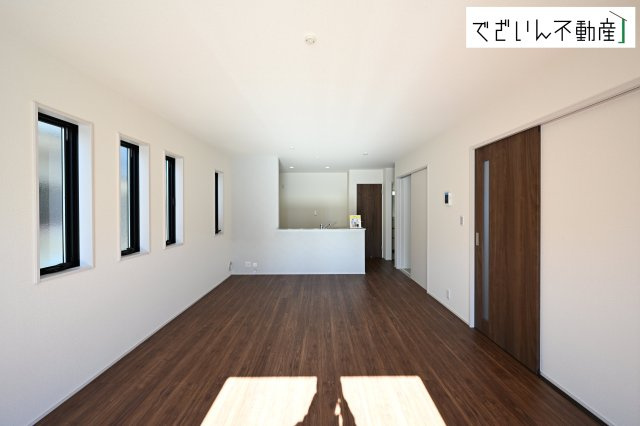 【居間・リビング】 | Livele Garden.S深谷市上柴町西第3　新築住宅 | 空気感という居心地の良いＢＧＭは、暮らしのステージを彩り、心のやすらぎと満足感を与えてくれます。通風と採光を考慮した設計は地域の鼓動を感じ、お寛ぎ頂くことが可能です。
現地(2026年2月撮影)