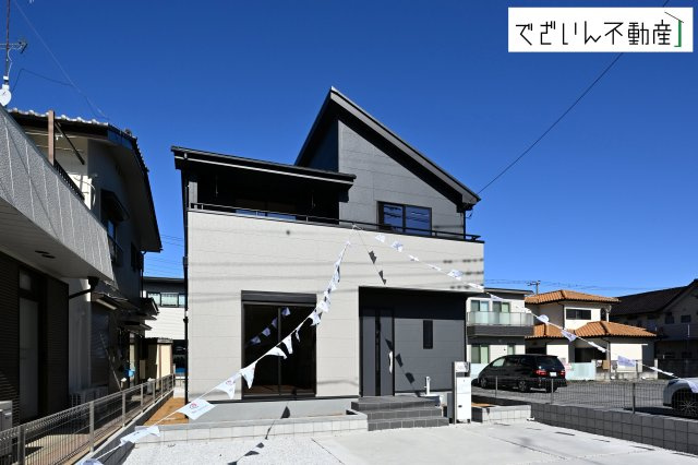 【外観】 | Livele Garden.S深谷市上柴町西第3　新築住宅 | 爽やかな青空の下に贅沢なほどに降り注ぐ陽光、豊かな居住性と、クオリティが見事に調和した住空間は、住まうことの喜びを感じさせてくれます。
現地(2026年2月撮影)