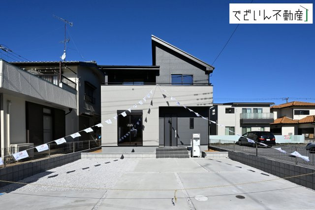 【外観】 | Livele Garden.S深谷市上柴町西第3　新築住宅 | 爽やかな青空の下に贅沢なほどに降り注ぐ陽光、豊かな居住性と、クオリティが見事に調和した住空間は、住まうことの喜びを感じさせてくれます。
現地(2026年2月撮影)