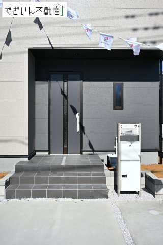 【玄関】 | Livele Garden.S深谷市上柴町西第3　新築住宅 | 居住者の帰り、訪れる方を優しく迎え、やすらぎに満ちた生活空間を予感させる。健やかな暮らしを楽しめそう。
現地(2026年2月撮影)