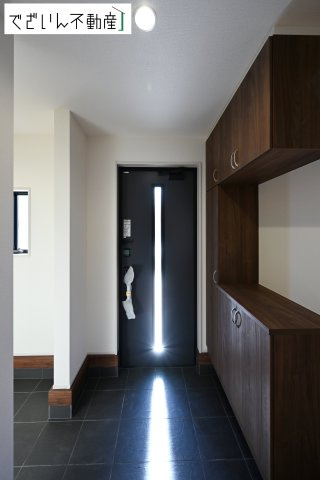 【玄関】 | Livele Garden.S深谷市上柴町西第3　新築住宅 | 清潔感溢れる玄関がお出迎えする本邸宅の物語は、ここから始まる日常を期待させます。この場所には「希望」と「優越」で包み込んでくれる「特別」な空間があります。
現地(2026年2月撮影)