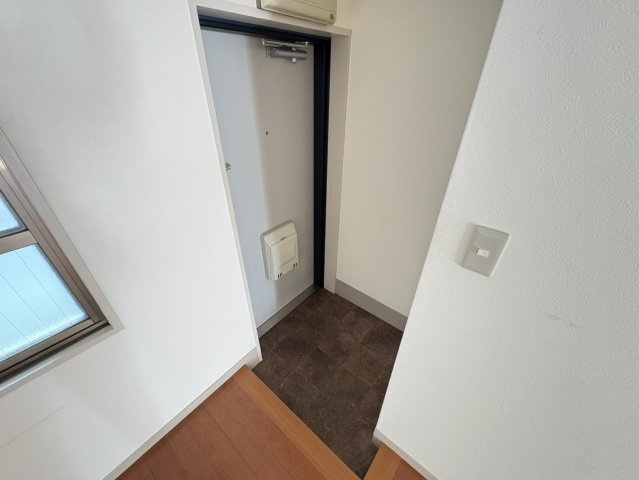 里見サンリビングの玄関