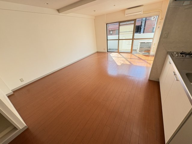 里見サンリビングの居間・リビング