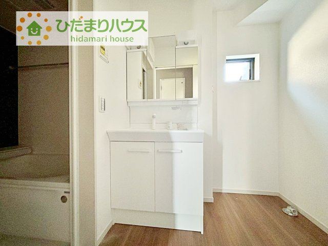 【独立洗面台】 | 土浦市摩利山新田1期　新築戸建　1号棟 | 三面鏡の大きな鏡は憧れます(^^♪
鏡の後ろは収納となっていて、細かいものでも収納できるのでスッキリと整理できます！