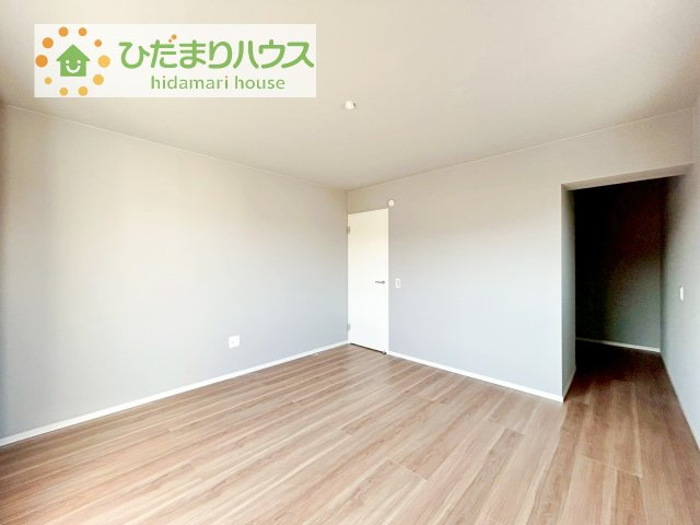 【寝室】 | 土浦市摩利山新田1期　新築戸建　1号棟 | バルコニーに面していて、たっぷり光りの入る明るい主寝室です！