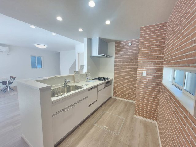 【クライン】宇都宮市宮原 第1期のキッチン|○キッチン○
煉瓦調のクロスがおしゃれな印象のキッチンです♪好みのキッチンボードや家電を配置してもゆとりのある開放的なキッチンです。
※2025年11月撮影