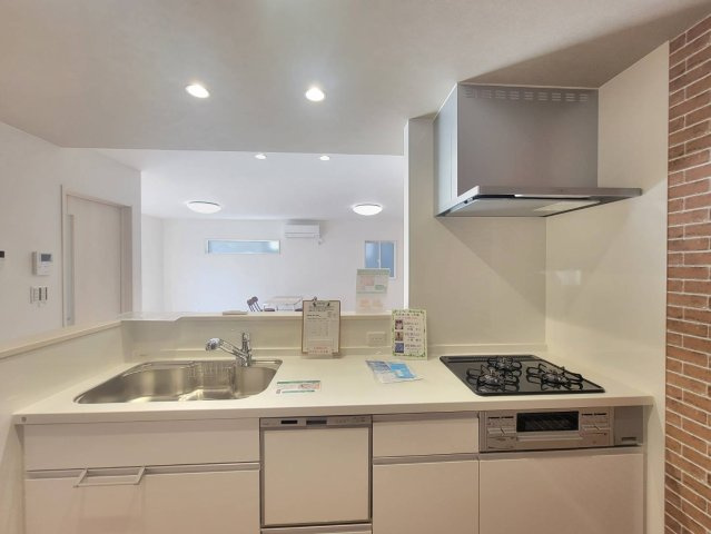 【クライン】宇都宮市宮原 第1期のキッチン|○キッチンから○
 キッチンからリビングを見渡すことができ、家事をしながらお子様がお友達と遊んでいる様子や、宿題をしている様子を見守ることができます♪食洗器がついてるので家事効率アップ！
