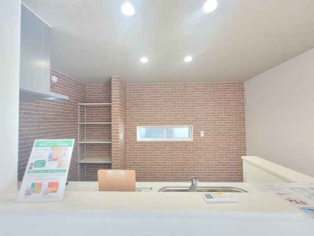 【クライン】宇都宮市宮原 第1期の収納|○キッチンパントリー○
何かと散らかりがちなキッチンにはパントリーが大活躍♪可動棚を採用で、いろいろな物を収納できます。
明り取りも付いて気持ちよく家事も捗ります♪
※2025年11月撮影

