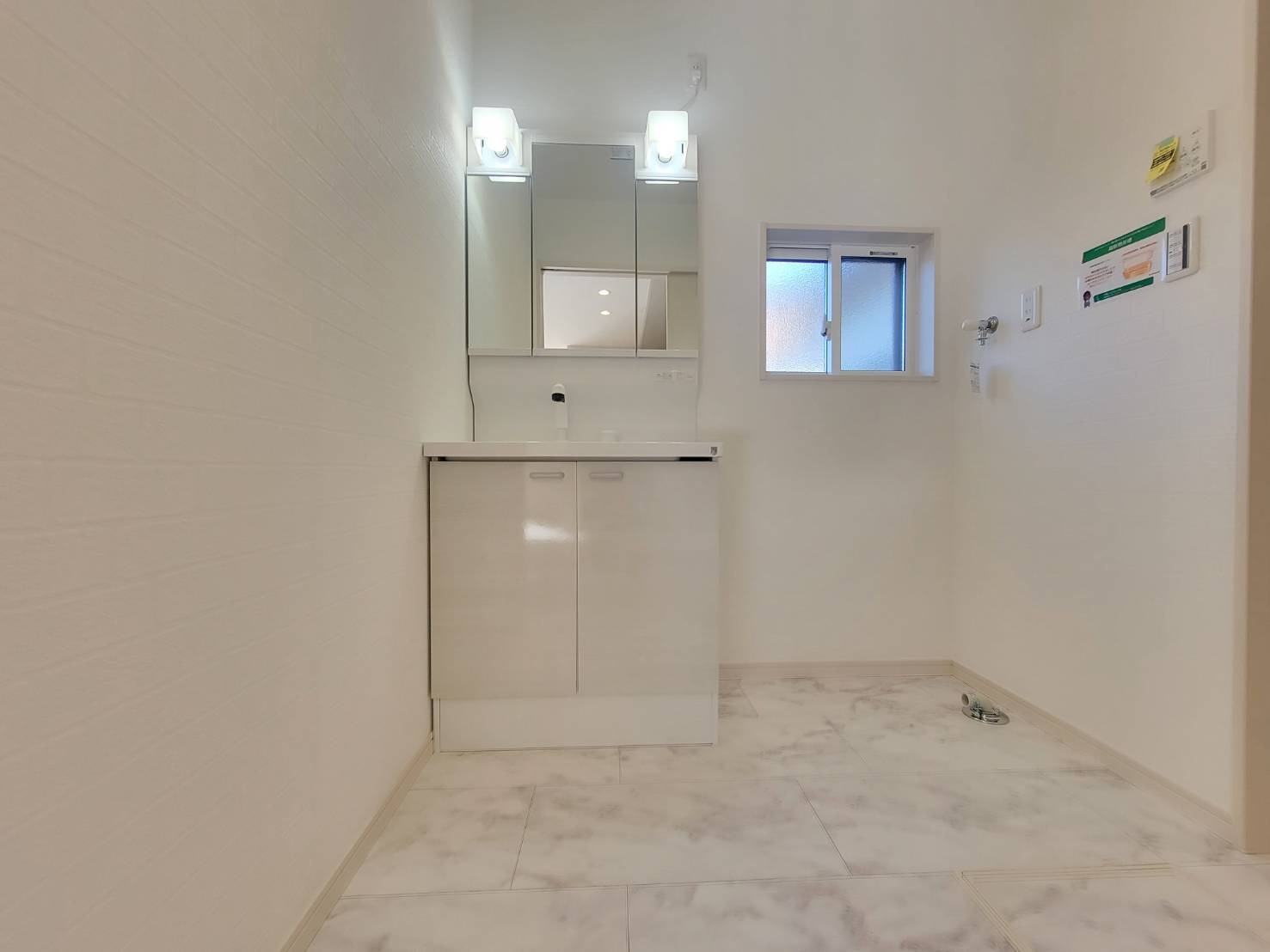 【クライン】宇都宮市宮原 第1期の独立洗面台|○洗面化粧台○
三面鏡のウラやシンク下の収納、たっぷり！お手入れ楽々シャワー付き洗面化粧台。くもり止め付きのため、お風呂上りでも見やすい鏡です！
※2025年11月撮影