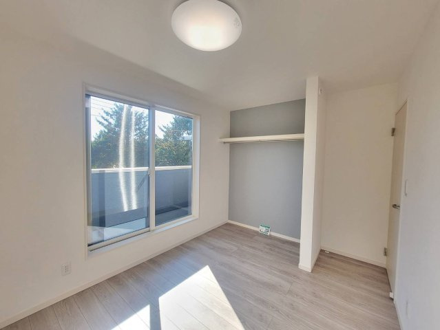 【クライン】宇都宮市宮原 第1期の洋室|○2F洋室5.1帖○
2階の居室は日当たりも眺望もよい気持ちの良い空間♪バルコニーに繋がり広く景色を楽しめるのはもちろん、風通しが良く気分をリフレッシュできます。
※2025年11月撮影