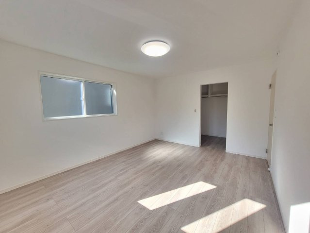 【クライン】宇都宮市宮原 第1期の居間・リビング|○2F洋室10帖○
大容量ウォークインクローゼット付き２階主寝室。ご夫婦でスペースを分けて使う事もできます♪
※2025年11月撮影