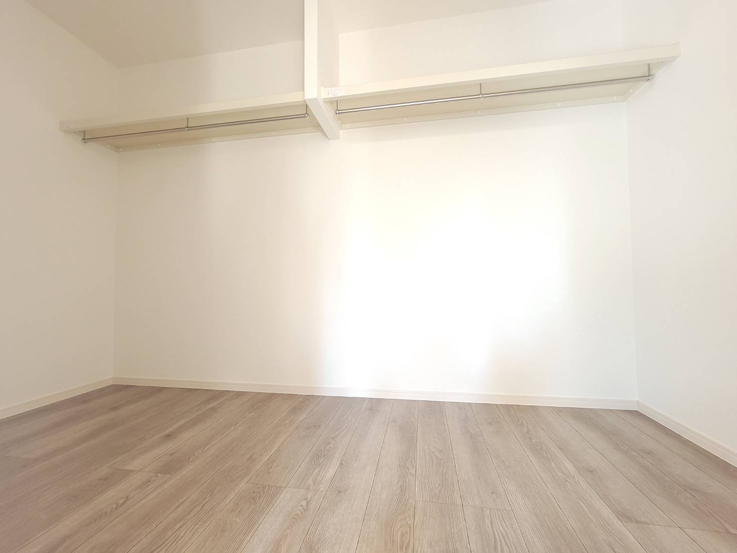 【クライン】宇都宮市宮原 第1期の収納|○2Fウォークインクローゼット4帖○
主寝室にある大型クローゼット。枕棚にはバッグなどの小物類を収納でき、増えていくお洋服やご家族での思い出の品もしっかりと収納します。
※2025年11月撮影