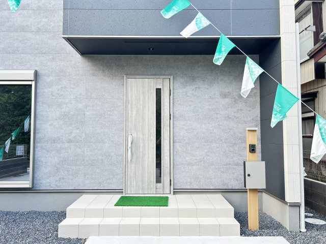 【クライン】宇都宮市宮原 第1期のエントランス|○玄関ポーチ○
スマート玄関キーを採用しているので、お買い物で両手がふさがっていても簡単に開錠可能です