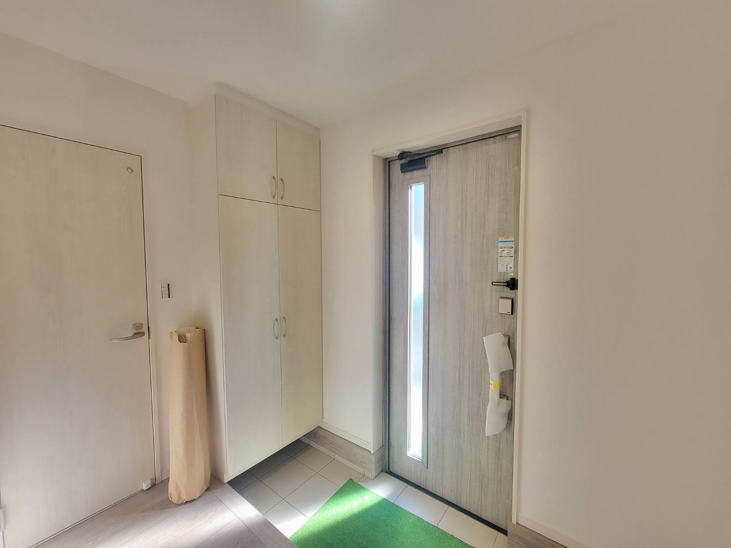 【クライン】宇都宮市宮原 第1期の玄関|○玄関○
お客様をお出迎えする玄関は、白を基調とした清潔感のあふれる空間となっております。
シューズクローク完備♪いつも玄関はきれいに保たれます。
※2025年11月撮影