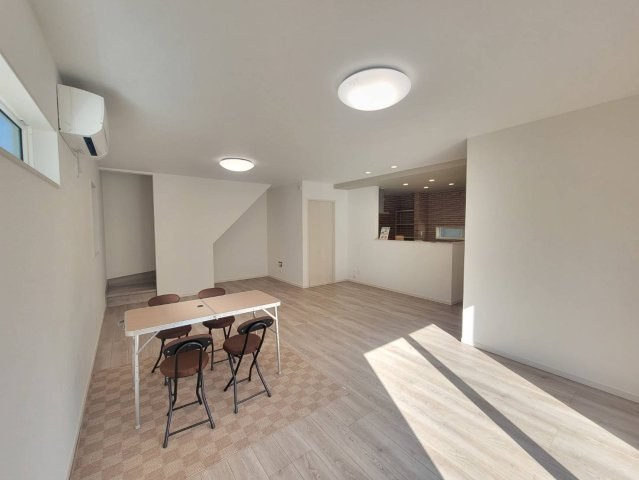 【クライン】宇都宮市宮原 第1期の居間・リビング|○LDK23帖○
家族が集うLDKは23帖の広々空間です。キッチンには折り下げ天井を施し、より奥行きを感じられる仕様に。
※2025年11月撮影