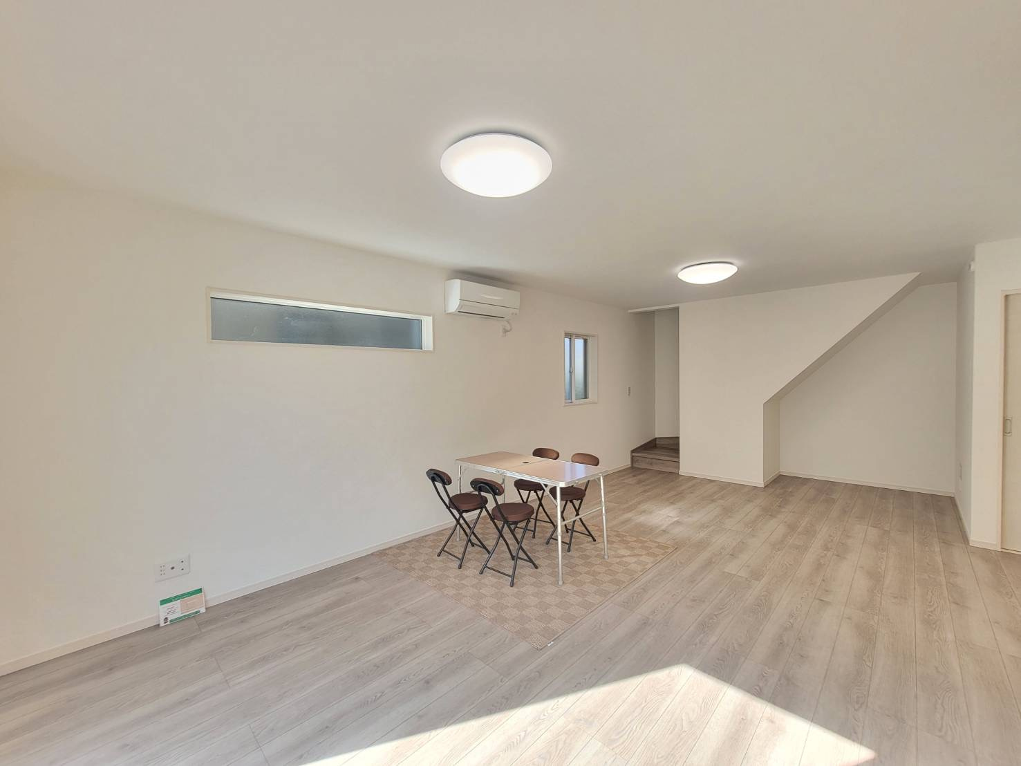 【クライン】宇都宮市宮原 第1期の居間・リビング|○LDK23帖○
リビングアクセス階段プラン採用！「ただいま！」「おかえり～」など、家族の会話が自然と生まれる間取り設計です。家族の絆を大切にするオススメのプラン。
※2025年11月撮影