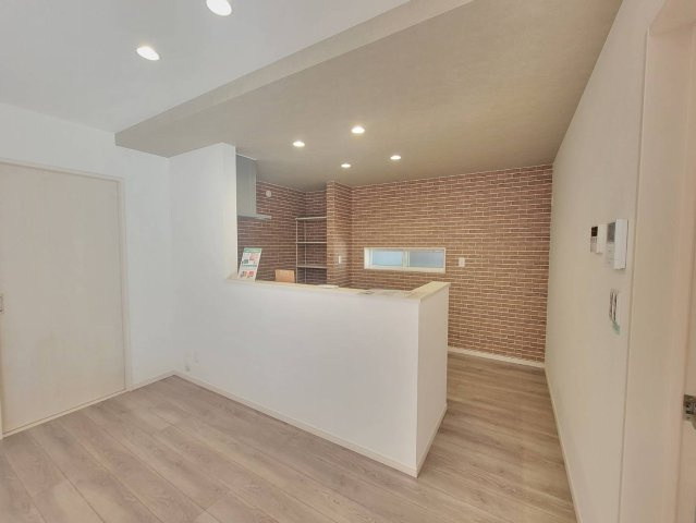 【クライン】宇都宮市宮原 第1期のキッチン|○LDK23帖○
キッチンのポップアップ天井で空間に立体感とリズムが生まれます♪アクセントクロスを取り入れることでより個性的でおしゃれな印象です。
