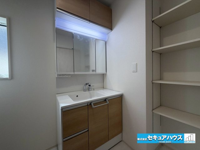 【今からご案内可能】知多市南粕谷2丁目　全2棟の独立洗面台|【洗面台】
◆鏡の裏にはたっぷりと収納スペースを標準装備！
◆電源を付属しているのでドライヤーなど利用できます。