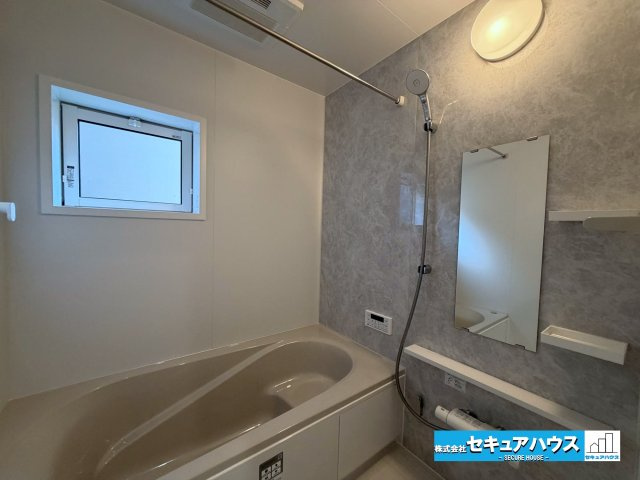 【今からご案内可能】知多市南粕谷2丁目　全2棟の浴室|【浴室】
◆アクセントパネルで落ち着きのある雰囲気を演出します。毎日の疲れを癒やすバスタイムをお楽しみ下さい！
◆窓付きで、カビの繁殖を抑える効果があります。