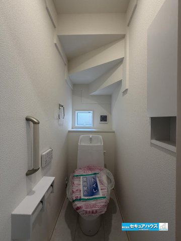 【今からご案内可能】知多市南粕谷2丁目　全2棟のトイレ|【高機能トイレ】
◆高機能トイレの多くは便器のフタの開閉が自動であり、使用後に手動で水を流す面倒もなく非常に便利です。スタイリッシュな見た目で、お掃除しやすく、節水効果が高いです。
