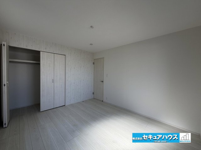 【今からご案内可能】知多市南粕谷2丁目　全2棟の洋室|【洋室】
◆広々とした居住空間は日々の暮らしを彩り、心のやすらぎと満足感を与えてくれます。通風と採光を考慮した設計は子供たちはのびのび育ち、家族でくつろぎと団らんを生み出します。