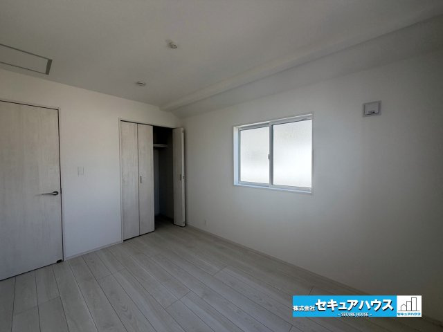 【今からご案内可能】知多市南粕谷2丁目　全2棟の洋室|【洋室】
◆家族一人ひとりの大切なプライベート空間。趣味に合わせて使って頂けるようシンプルに仕上げてあります。暮らし心地を大きく左右する収納を、適材適所に配置し使い勝手を考慮しました。　