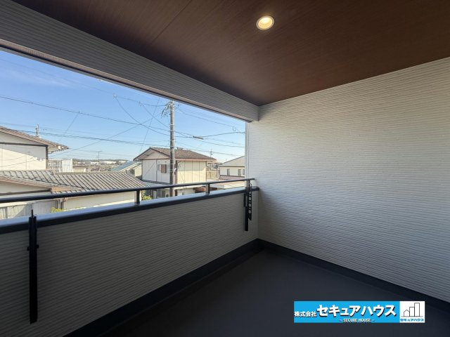 【今からご案内可能】知多市南粕谷2丁目　全2棟のバルコニー|【バルコニー】
◆見晴らしもよく、太陽の温かな温もりをめいっぱい受け止めてくれます。
太陽の光と爽やかな風を受けたお洗濯物はあっという間に乾き、取りこむ時には太陽の匂いを感じられそうですね。　
