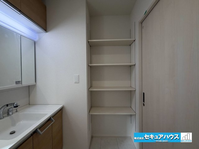 【今からご案内可能】知多市南粕谷2丁目　全2棟の収納|【洗面台可動棚】
◆家族それぞれの使いやすさに対応できる収納。タオルや日用品をスッキリ収納できます♪可動棚で無駄なくスペースを活用できます！