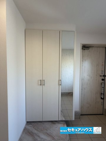 【今からご案内可能】知多市南粕谷2丁目　全2棟の収納|【玄関クローク】
◆玄関まわりをスッキリ保てる収納スペース。靴や小物をまとめて収納でき、いつでもきれいな印象をキープできます♪