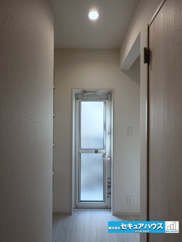 【今からご案内可能】知多市南粕谷2丁目　全2棟の設備|【勝手口】
◆外への出入りに便利な勝手口付き。家事同線をスムーズにする使いやすい設計です♪