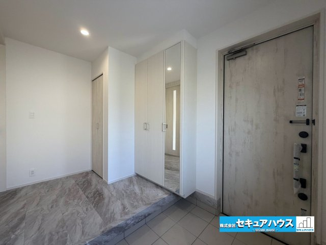 【今からご案内可能】知多市南粕谷2丁目　全2棟の玄関|【玄関】
◆お家に出会う人々を迎える玄関だからこそ、広々清潔感あふれる空間にしたいものです。採光・通風にも配慮された設計で毎日明るい空間をキープします♪