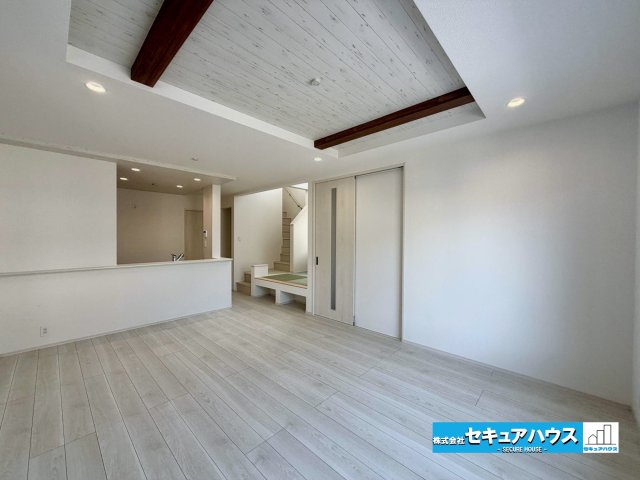 【今からご案内可能】知多市南粕谷2丁目　全2棟の居間・リビング|【LDK】
◆通学から帰宅し、リビングルームで会話を楽しむ子ども達。リビングから臨む景色は太陽色に染まり、解放感溢れゆったりとしたひと時を過ごすことが出来る素敵な空間です。
