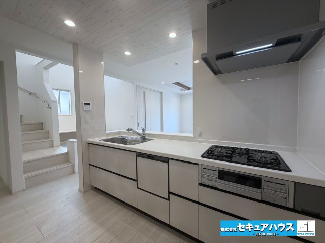 【今からご案内可能】知多市南粕谷2丁目　全2棟のキッチン|【キッチン】
◆同時にたくさんの料理が調理できる。「焼く・蒸す・煮る」の工程を同時進行で進めることができるので、料理を素早く作ることができます。育児でバタバタ忙しいママに嬉しい♪