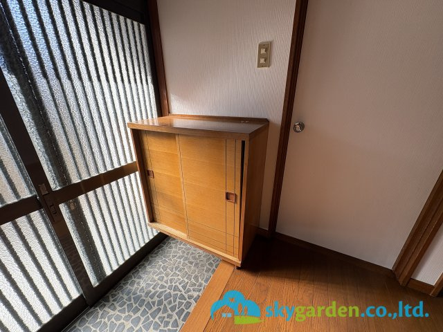 茅ヶ崎市萩園 中古一戸建の玄関|ノスタルジックな下駄箱