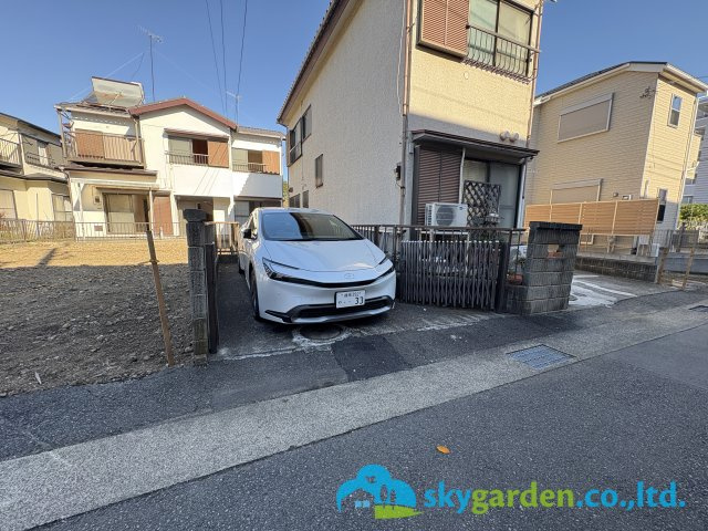 茅ヶ崎市萩園 中古一戸建の前面道路含む現地写真|普通車（車種・サイズ要確認）1台駐車可