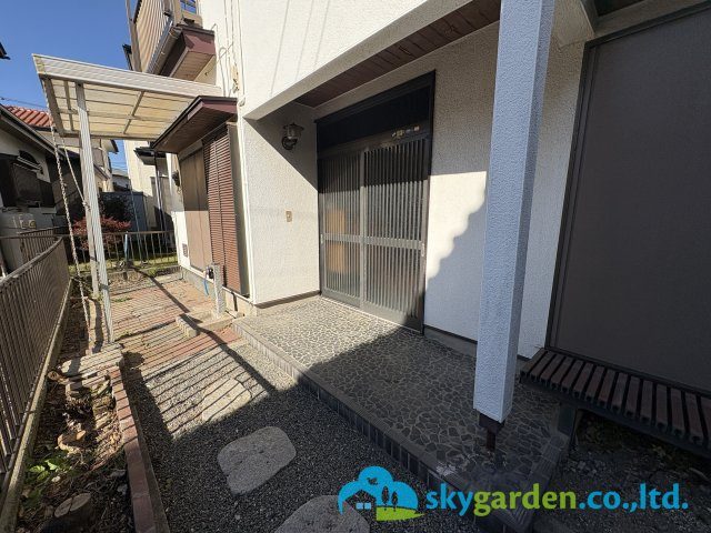 茅ヶ崎市萩園 中古一戸建の外観|玄関前の様子