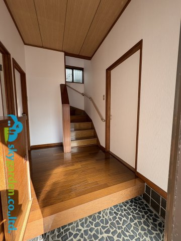 茅ヶ崎市萩園 中古一戸建の玄関|広い玄関