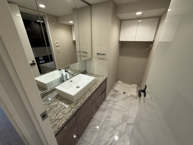 グランドヒルズ南青山の独立洗面台|大きな三面帖鏡の裏は収納になっています。