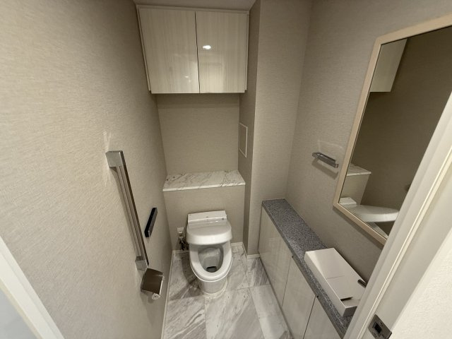 グランドヒルズ南青山のトイレ|手洗いカウンターと鏡がついており高級感を演出しています。
タンクレストイレはエコの観点からも機能面からも優れたものとなっております。