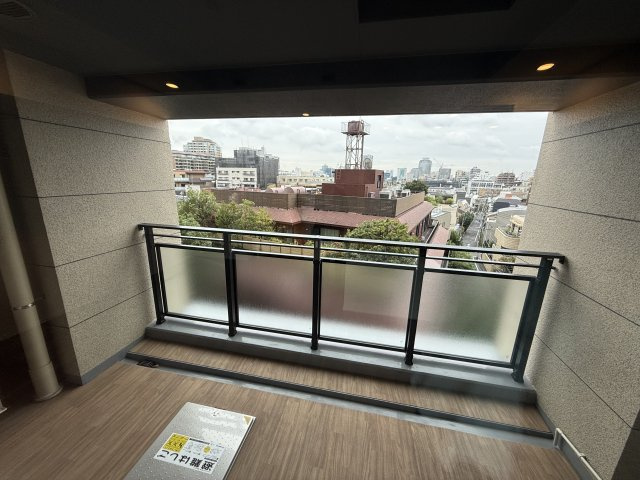 グランドヒルズ南青山のバルコニー|洗濯物がたくさん干せそうです。
急な雨でも濡れません。