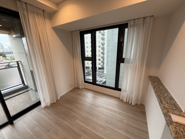 グランドヒルズ南青山の居間・リビング|5.5帖の洋室