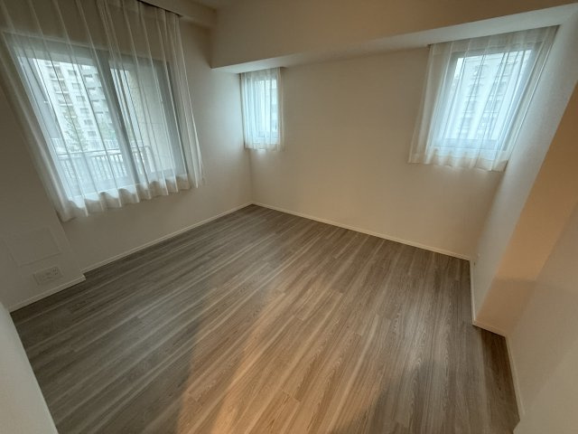 グランドヒルズ南青山の洋室|8帖の洋室
サービスバルコニー付のためエアコン設置が可能です