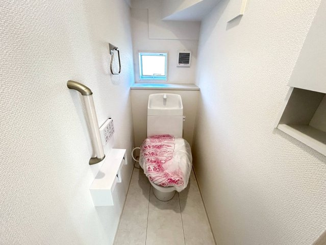 ブルーミングガーデン　一宮市萩原町西宮重　全3区画分譲の独立洗面台|三面鏡裏スペースや、収納量がアップした洗面下部で、たっぷり収納できます。水栓やミラーはエコ仕様です。
電気やガス代の節約にもなります！一体成型ボウルを採用したお手入れも簡単な洗面化粧台。