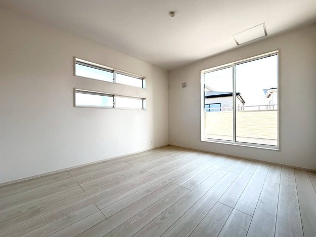 ブルーミングガーデン　一宮市萩原町西宮重　全3区画分譲のトイレ|汚れが付きにくく落ちやすい表面加工と、掃除のしやすいフチレス形状便器の相乗効果でお手入れが楽々です。
節水型で家計にも優しい！温水洗浄便座で寒い冬も気持ちよくトイレ時間を過ごせます。